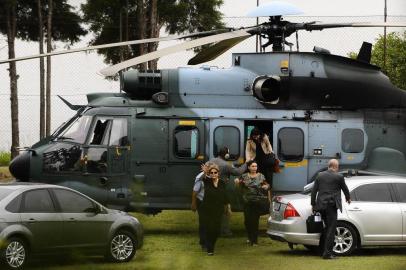  

PORTO ALEGRE, BRASIL, 13-12-2013 - Presidente Dilma Rousseff desembarca em Porto Alegre, depois de sair da base aérea chegou no campo do Cristal na zona sul.(FOTO: CARLOS MACEDO/ AGÊNCIA RBS)