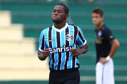 Tinga, lateral do Grêmio