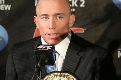  

Georges St-Pierre, campeão do UFC, anuncia pausa na carreira e libera o cinturão dos meio-médios