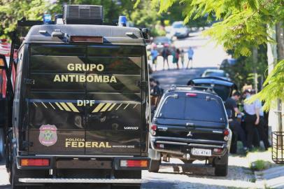  

PORTO ALEGRE , RS , BRASIL , 14-12-2013 - É do carro encontrado com explosivos na rua Padre Antônio Vieira, bairro Santo Antônio. Possivelmente o carro foi usado pelos bandidos que explodiram uma agência bancária durante a madrugada de hoje, no bairro Partenon.  ( FOTO : DIEGO VARA / AGENCIA RBS / GERAL )