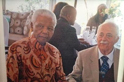  

Mandela e George Bizos, advogado de Mandela