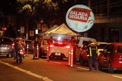  PORTO ALEGRE, RS, BRASIL 14/12/2013, 00:45: Blitze Balada Segura é realizada na madrugada de sábado, 14, na Capital, entre as avenidas Cristóvão Colombo e Alberto Bins. A operação, realizada pelo Detran/RS, em parceria com a Brigada Militar, Polícia Civil e EPTC, visa, principalmente, combater a condução de veículos por motoristas alcoolizados, além de medidas educativas para coibir a prática. (Foto: Guilherme Santos/Especial, GERAL)