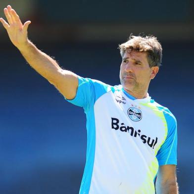 Treino da equipe do Grêmio, no estádio Olímpico, visando o jogo contra o Goias pela penúltima rodada do Campeonato Brasileiro 2013. Na foto, o técnico Renato Portaluppi.
Indexador: