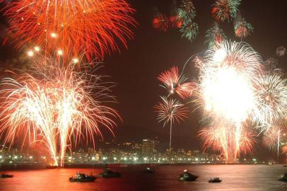 #PÁGINA: contra_capa
Fireworks explode over the Copacabana beach in the annual party to celebrate the New Year in Rio de Janeiro, Monday, Jan. 1, 2007. Approximately 2 million people celebrate New Year's Eve at Copacabana beach. (AP Photo/Andre Luiz Mello)
 Fonte: AP
 Fotógrafo: ANDRE LUIZ MELLO