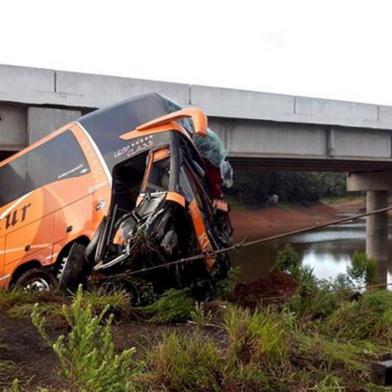  

GUARATUBA, PR, BRASIL - 17-12-2013 - Um grave acidente na madrugada desta terça-feira matou seis turistas e deixou outras 29 pessoas feridas na BR-376, em Guaratuba, no Paraná, quase na divisa com Santa Catarina (FOTO: ANTÔNIO NASCIMENTO/DIVULGAÇÃ/RÁDIO BANDA B)