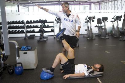 Preparador físico Fábio Mahseredjian com Alexandre Pato  durante o treino desta manha no CT Joaquim Grava, no Parque Ecologico do Tiete. O proximo jogo da equipe sera domingo, dia 03/11, contra o Vitoria/BA, no Estadio Barradao, em Salvador, valido pela 32a. rodada do Campeonato Brasileiro de 2013. Sao Paulo / SP  -  Brasil - 30/10/2013 Foto: Â© Daniel Augusto Jr. / Ag. Corinthians