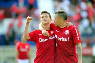 CAXIAS DO SUL, RS, BRASIL, 13/10/2013. Internacional x Náutico, jogo válido pela série A do Campeonato Brasileiro e realizado no estádio Centenário, em Caxias do Sul. Comemoração do segundo gol do Inter, marcado por Otávio (E), na foto com D'Alessandro. (Porthus Junior/Pioneiro)