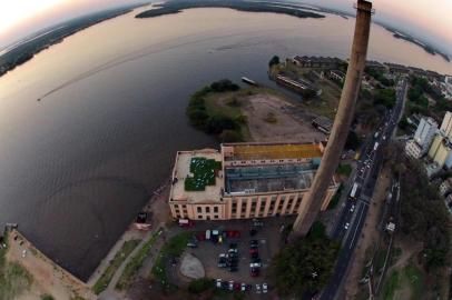  

PORTO ALEGRE, RS, BRASIL, 18h00: Imagem aérea mostra a Usina do Gasômetro e a orla do rio Guaíba. A 9ª Bienal do Mercosul vai reativar o terraço da Usina do Gasômetro na semana de abertura da mostra de arte contemporânea. (Foto: Bruno Alencastro/Agência RBS, EDITORIA DE IMAGEM)