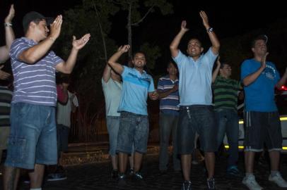  

Após manifestação pedindo mais segurança para a categoria em Porto Alegre, um grupo de taxistas tentou protestar em frente à residência da presidente Dilma Rousseff na madrugada desta sexta-feira. Um bloqueio policial feito nas principais vias de acesso ao prédio, na Zona Sul, impediu a aproximação dos manifestantes.