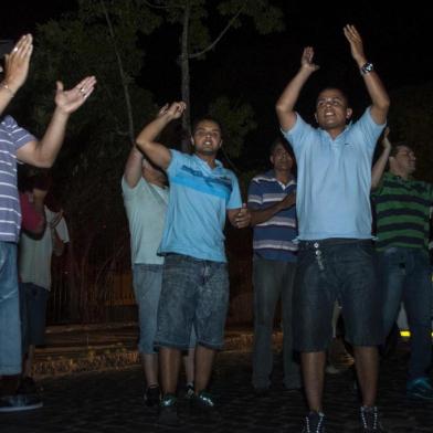  

Após manifestação pedindo mais segurança para a categoria em Porto Alegre, um grupo de taxistas tentou protestar em frente à residência da presidente Dilma Rousseff na madrugada desta sexta-feira. Um bloqueio policial feito nas principais vias de acesso ao prédio, na Zona Sul, impediu a aproximação dos manifestantes.