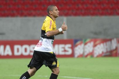 Wellington Paulista no jogo do Criciúma contra o Náutico.