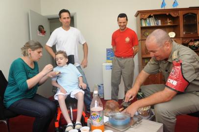  

CAXIAS DO SUL, RS, BRASIL  (24/12/2013) Jackson Bottim. O menino Jackson Rafael Ferreira Bottim, acompanhado pelo pai Jorge Bottim e a mãe Simone Ferreira, recebem carinho natalino do Corpo de Bombeiro, liedrado pelo comandante Ricardo França. (roni Rigon/Pioneiro)