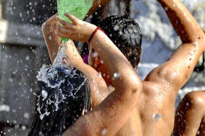  

PORTO ALEGRE, RS, BRASIL- 25-12-2013- calor em porto Alegre- moradores aproveitamas piscinas tais como o grêmio Náutico união No bairro Azenha moradores se divertem tomando banho de água com garra pet e mangueira.(FOTO ADRIANA FRANCIOSI, AGENCIA RBS, GERAL)