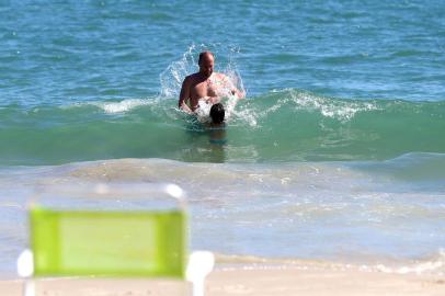  FLORIANÓPOLIS - SC - BRASIL (25/12/2013). Banhistas vão à praia de Canasvieiras no dia de Natal. (FOTO: ALVARÉLIO KUROSSU/AGÊNCIA RBS)