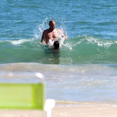  FLORIANÓPOLIS - SC - BRASIL (25/12/2013). Banhistas vão à praia de Canasvieiras no dia de Natal. (FOTO: ALVARÉLIO KUROSSU/AGÊNCIA RBS)