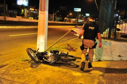  

A colisão entre um carro e uma motocicleta na BR-116, em Canoas, deixou uma pessoa morta na noite desta  quarta-feira. De acordo com a Polícia Rodoviária Federal (PRF), o acidente ocorreu por volta das 23h20min, na altura do km 264.