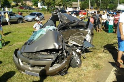 Uma pessoa morreu e outras quatro ficaram feridas em um acidente de trânsito em Caseiros, no Norte do Estado. De acordo com a Polícia Rodoviária de Vacaria, responsável pelo registro da ocorrência, a colisão envolveu um caminhão e um carro no Km 218 da BR-285. 