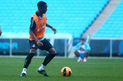 RS - FUTEBOL/TREINO GREMIO  - ESPORTES - Jogadores do Grêmio durante o treino da equipe, realizado na tarde desta terca-feira no gramado principal da Arena, na preparacao para o jogo contra o Criciúma, valido pelo Campeonato Brasileiro 2013. Na foto, o lateral-esquerdo Wendell. FOTO: LUCAS UEBEL/GREMIO FBPA