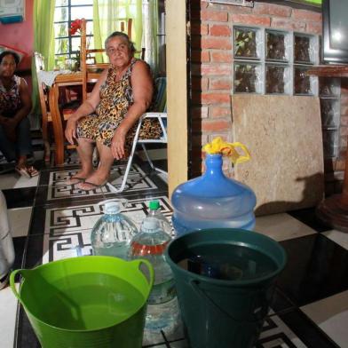  

PORTO ALEGRE, RS, BRASIL 29/12/2013:Maria Terezinha Viegas entre os baldes, panelas e vasilhames que Rosângela da Rocha trouxe para consumo do local de trabalho do marido, no bairro três figueiras. Falta água desde o natal nas residências da Lomba do Pinheiro (Foto: Guilherme Santos/Especial GERAL)