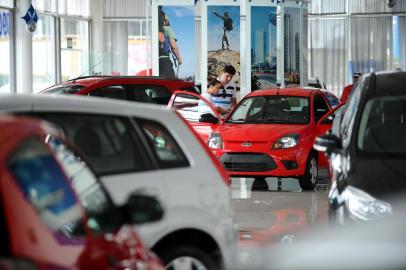  CAXIAS DO SUL, RS, BRASIL, 30/12/2013 - Últimos dias de vendas de automóveis com IPI reduzido movimentam concessionárias em Caxias do Sul. O programador Grégori Machado da Silva, 26 anos, aproveitou a tarde do dia 30 de dezembro para comprar um carro zero com alíquotas menores do imposto. Vendedora da Florauto, Viviane Fragoso deu as últimas instruções a Grégori sobre o Ka que ele adquiria.Indexador: JONAS RAMOS                     