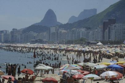 Rio de Janeiro - Milhares de pessoas lotam a Praia de Copacabana, na zona sul do Rio, na tarde de hoje (31), para a festa da passagem de ano. Sob o calor de 38 graus Celsius (ºC), banhistas se refrescam e aproveitam para antecipar oferendas à Iemanjá. Muita gente já está acampada na areia para a tradicional queima de fogos, que este ano terá 16 minutos.