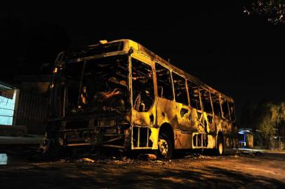  

Ônibus incendiado em Porto Alegre, Rua Paulo Gomes de Oliveira com a Avenida Alcides Maia, 01012014