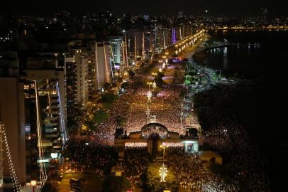  FLORIANÓPOLIS, SC, BRASIL, 01-01-2014 - Queima de fogos na Avenida Beira-mar, em Florianópolis, vista do alto do hotel Majestic.