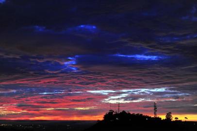  

PORTO ALEGRE, RS, BRASIL, 02-01-2014: Amanhecer nublado e quente. (Foto: Diogo Zanatta/Especial, GERAL)