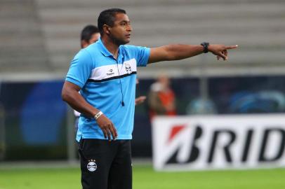 RS - FUTEBOL/TACA LIBERTADORES DA AMERICA 2013/ GREMIO X SANTA FE - ESPORTES - Roger Machado, auxiliar tecnico do Gremio,  durante partida valida pelas oitavas de final da Taca Libertadores da America 2013, disputada na noite desta quarta-feira, na Arena do Gremio. FOTO: LUCAS UEBEL/GREMIO FBPA