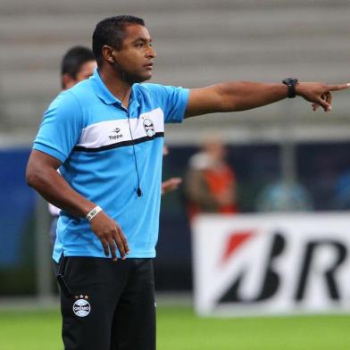 RS - FUTEBOL/TACA LIBERTADORES DA AMERICA 2013/ GREMIO X SANTA FE - ESPORTES - Roger Machado, auxiliar tecnico do Gremio,  durante partida valida pelas oitavas de final da Taca Libertadores da America 2013, disputada na noite desta quarta-feira, na Arena do Gremio. FOTO: LUCAS UEBEL/GREMIO FBPA