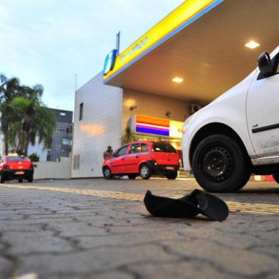  

PORTO ALEGRE, RS, BRASIL, 03-01-2014: Taxista baleado após assalto em posto de combustível na esquina da Av. Princesa Isabel com a Rua Gomes Jardim. (Foto: Diogo Zanatta/Especial, POLÍCIA)