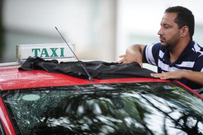  

PORTO ALEGRE, RS, BRASIL - 03-01-2013 - Taxista morre após ser baleado em assalto a posto de gasolina em Porto Alegre. Anderson Roza, luto entre os taxistas (FOTO: RONALDO BERNARDI/AGÊNCIA RBS, GERAL)