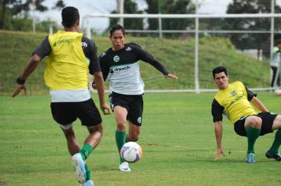  

CAXIAS DO SUL, RS, BRASIL, 02/01/2014. Treino e reapresentação dos jogadores do Juventude. Dois atacantes chegaram ao Jaconi nesta quinta-feira, Leandro Franco (32 anos) e Aquiles Ocanto (25 anos) (C).  (Diogo Sallaberry/Pioneiro)
Indexador: Diogo Sallaberry