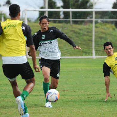  

CAXIAS DO SUL, RS, BRASIL, 02/01/2014. Treino e reapresentação dos jogadores do Juventude. Dois atacantes chegaram ao Jaconi nesta quinta-feira, Leandro Franco (32 anos) e Aquiles Ocanto (25 anos) (C).  (Diogo Sallaberry/Pioneiro)
Indexador: Diogo Sallaberry