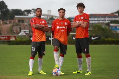 Apresentação dos destaques da dupla Grenal Sub-23, que jogarão o Campeonato Gaúcho 2014. Na foto os jogadores do Sub-23, Raphinha, lateral esquerdo, Natan, atacante e Rodrigo Dourado, volante.
Indexador: Diego Vara