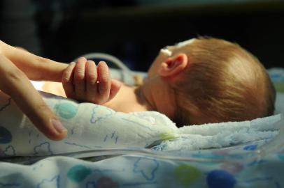  CTI Neonatal do hospital do Círculo. Fotos para matéria sobre bebês prematuros. Na foto Vithor Rafael da Rosa, 33 semanas.