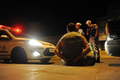  

PORTO ALEGRE, RS, BRASIL, 08-01-2014: Motorista embriagado é preso ao dirigir na contra-mão na Av. Bento Gonçalves. (Foto: Diogo Zanatta/Especial, POLÍCIA)