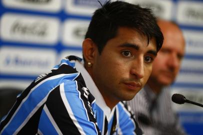  

PORTO ALEGRE, RS, BRASIL - 10-01-2014 - Chegada do jogador Alan Ruíz do Grêmio.(FOTO: FÉLIX ZUCCO/AGÊNCIA RBS)