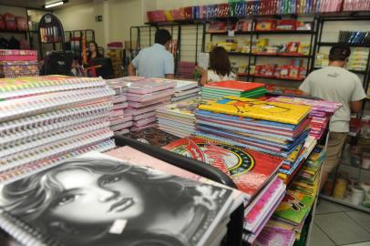  Caxias do Sul, RS, Brasil (09/01/2014) Livraria do Maneco 2014. Pais de alunos iniciam a compra de material Escolar. Na foto, Simone Bhom com o filho Bernardo Bohm  adquirem material escolarFlamia. (Roni Rigon/pioneiro)