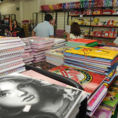  Caxias do Sul, RS, Brasil (09/01/2014) Livraria do Maneco 2014. Pais de alunos iniciam a compra de material Escolar. Na foto, Simone Bhom com o filho Bernardo Bohm  adquirem material escolarFlamia. (Roni Rigon/pioneiro)