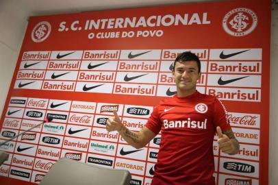 Apresentação oficial do novo reforço do Inter - o volante chileno Charles Aránguiz 