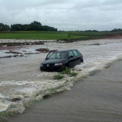 Alagamento na pista da BR-116, em Tapes