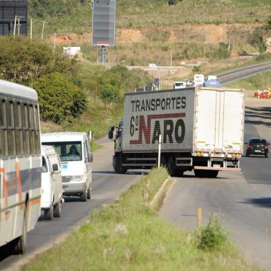  GARIBALDI, RS, BRASIL, 17/07/2013. Trevo no entroncamento da RSC-470 com a RS-453, perto da Telasul, será trancado no sábado. Manifestantes reivindicam reforço da sinalização, duplicação da rodovia no trecho entre Bento Gonçalves e Carlos Barbosa e construção de um viaduto no trevo da Telasul. (Diogo Sallaberry/Pioneiro)Indexador: Diogo Sallaberry