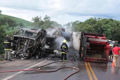 Duas pessoas morreram em acidente envolvendo dois caminhões em Serafina Corrêa