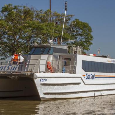 Novo catamarã entra em operação na capital gaúcha.