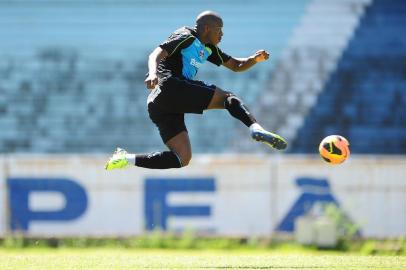  

Treino da equipe do Grêmio, no estádio Olímpico, visando o jogo contra o Goias pela penúltima rodada do Campeonato Brasileiro 2013. Na foto, Yuri Mamute
Indexador:                                 