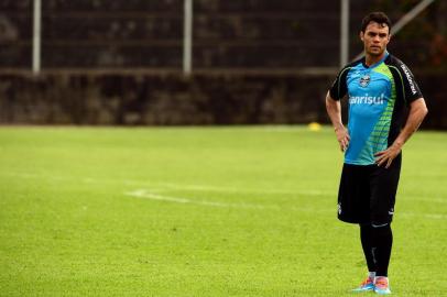  

BENTO GONÇALVES , RS ,BRASIL , 15-01-2014 - Tricolor faz pré-temporada - Grêmio 2014, treino na associação Geremia .(FOTO: TADEU VILANI/AGENCIA RBS / ESPORTE )
Jogador kleber