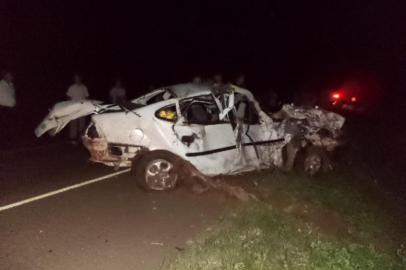 Uma colisão envolvendo um Vectra e um Gol deixou sete mortos no fim da noite deste domingo, na BR-392. O acidente ocorreu no km 698,7 da rodovia, entre Roque Gonzales e Porto Xavier, no noroeste do Estado.