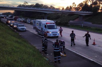 Acidente entre dois carros deixou quatro feridos na freeway