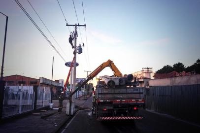 Troca de poste causa bloqueio na BR-116 em Sapucaia do Sul -  rdgol